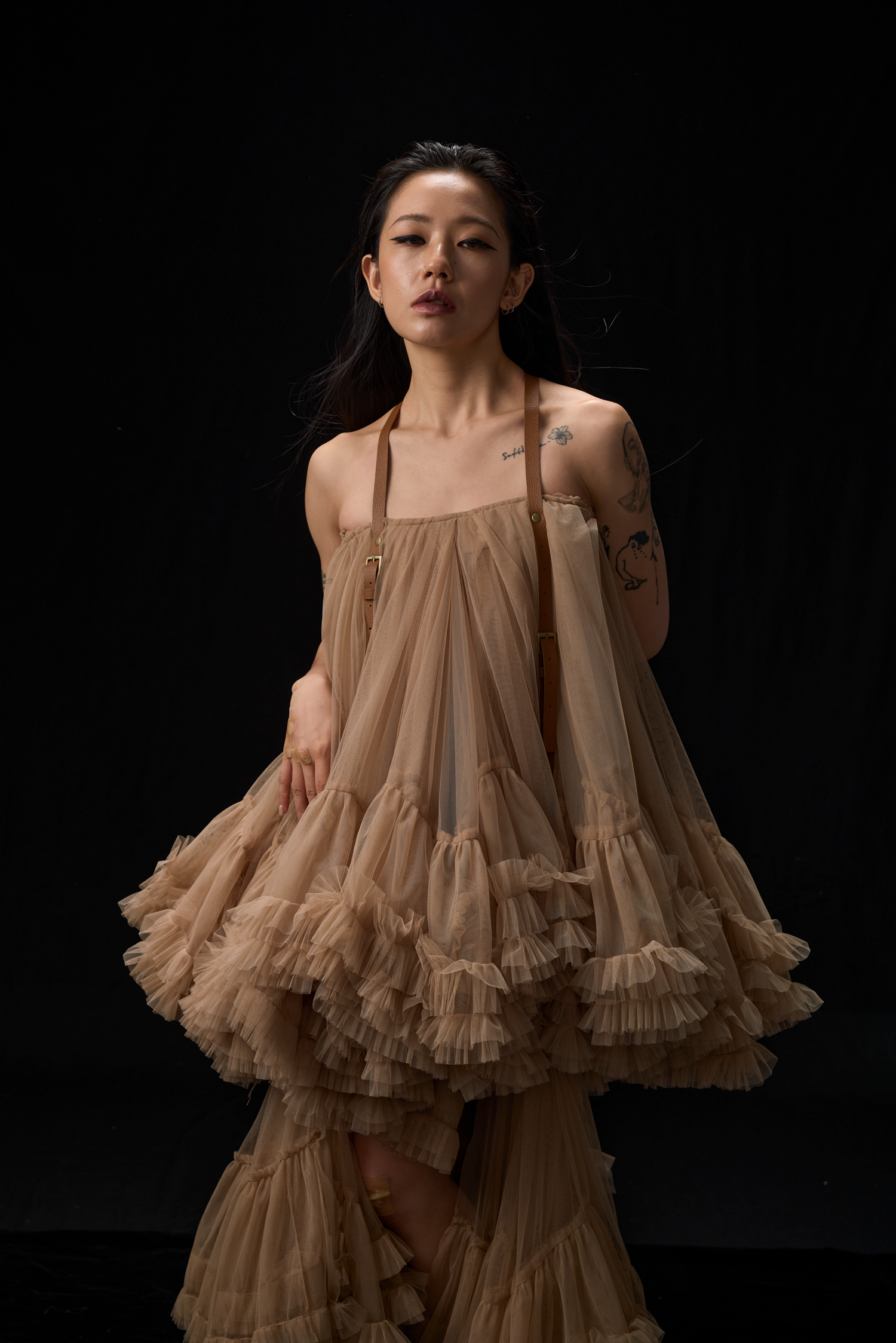 塵爆堆疊層次網紗皮革吊帶洋裝