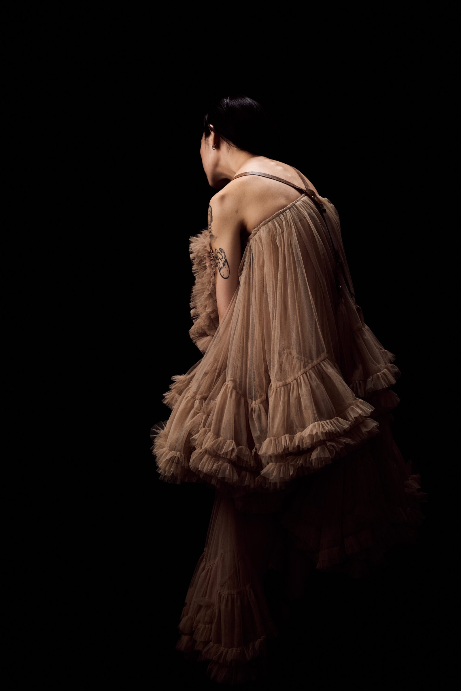 塵爆堆疊層次網紗皮革吊帶洋裝