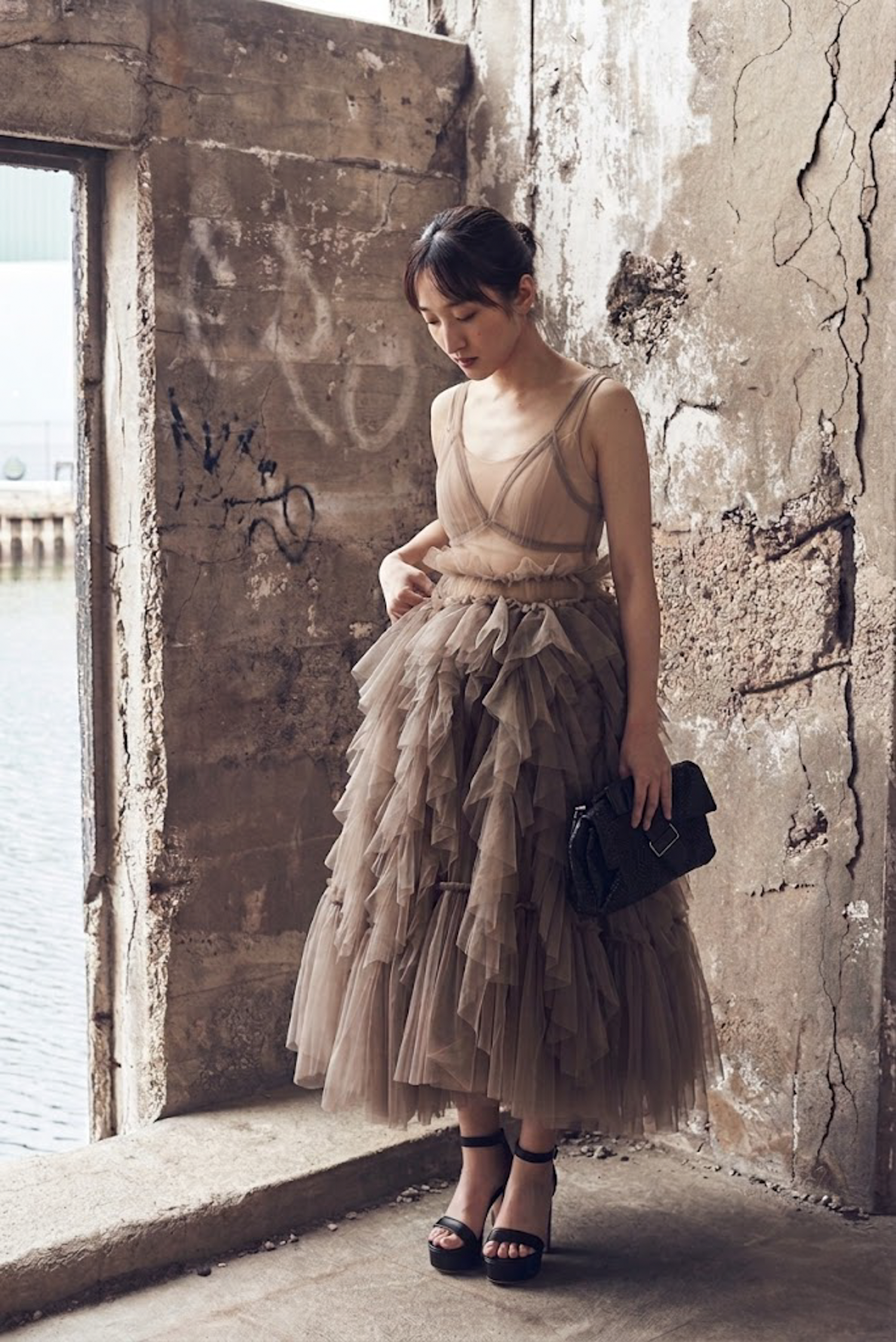 迷霧灰層次堆疊細肩帶網紗禮服