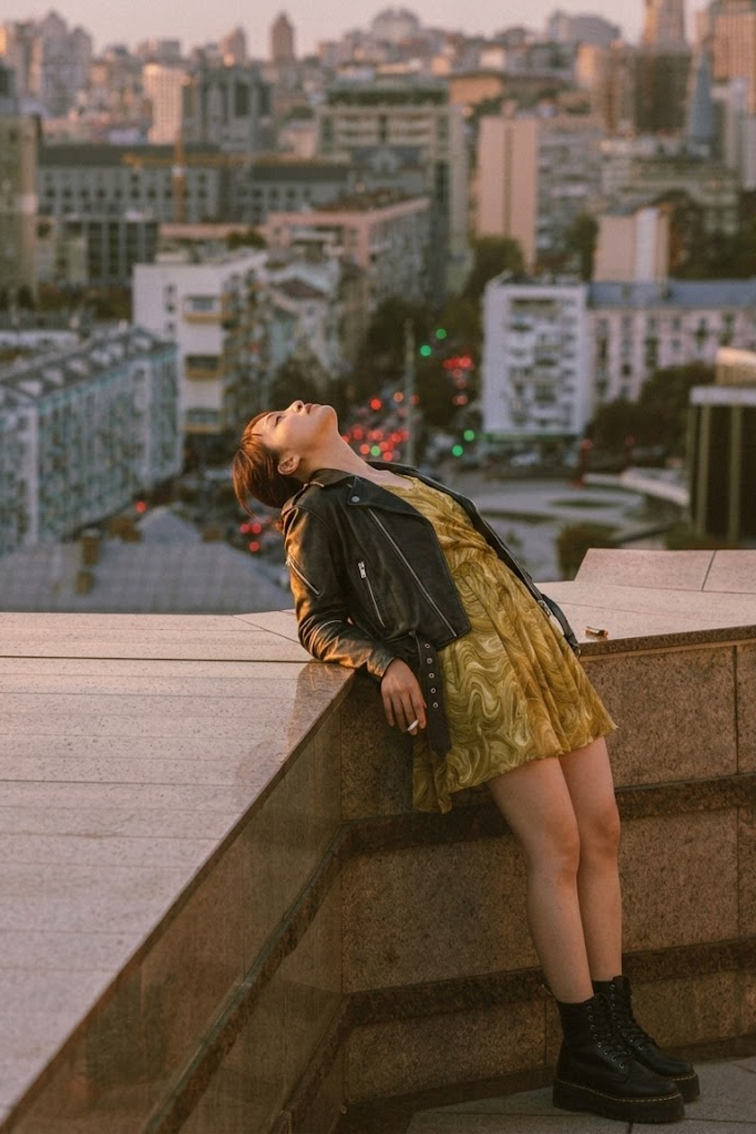 大理石渲染泡泡袖交叉連身裙