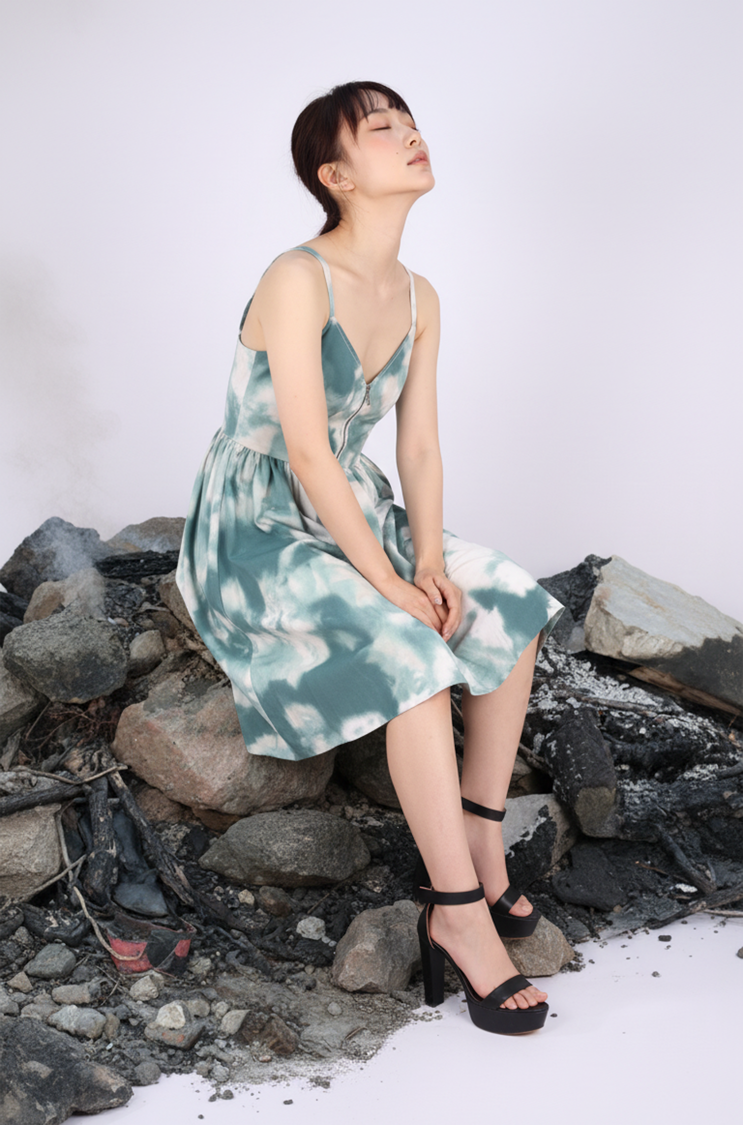 大理石渲染風 A 字細肩帶洋裝