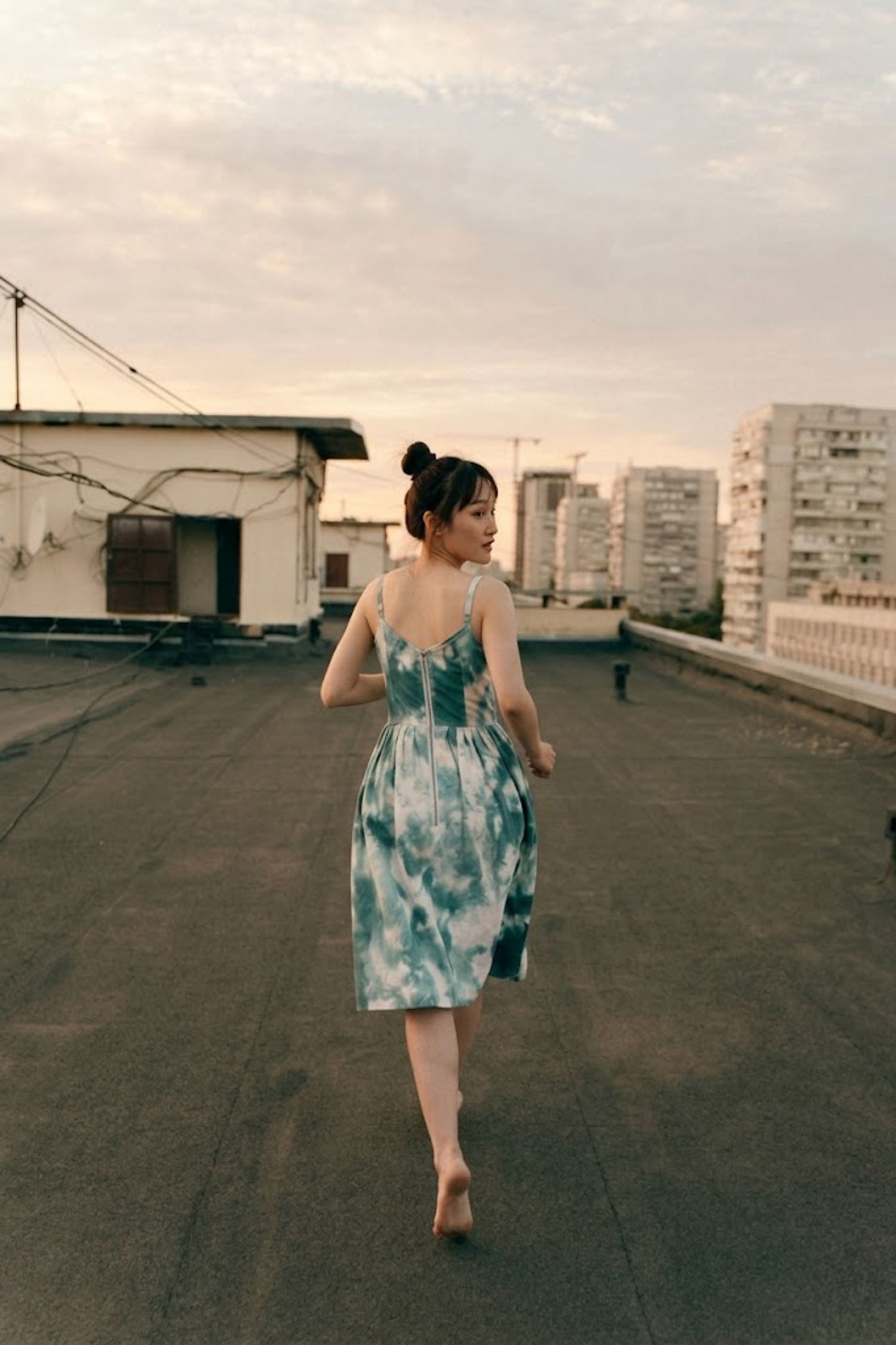 大理石渲染風 A 字細肩帶洋裝