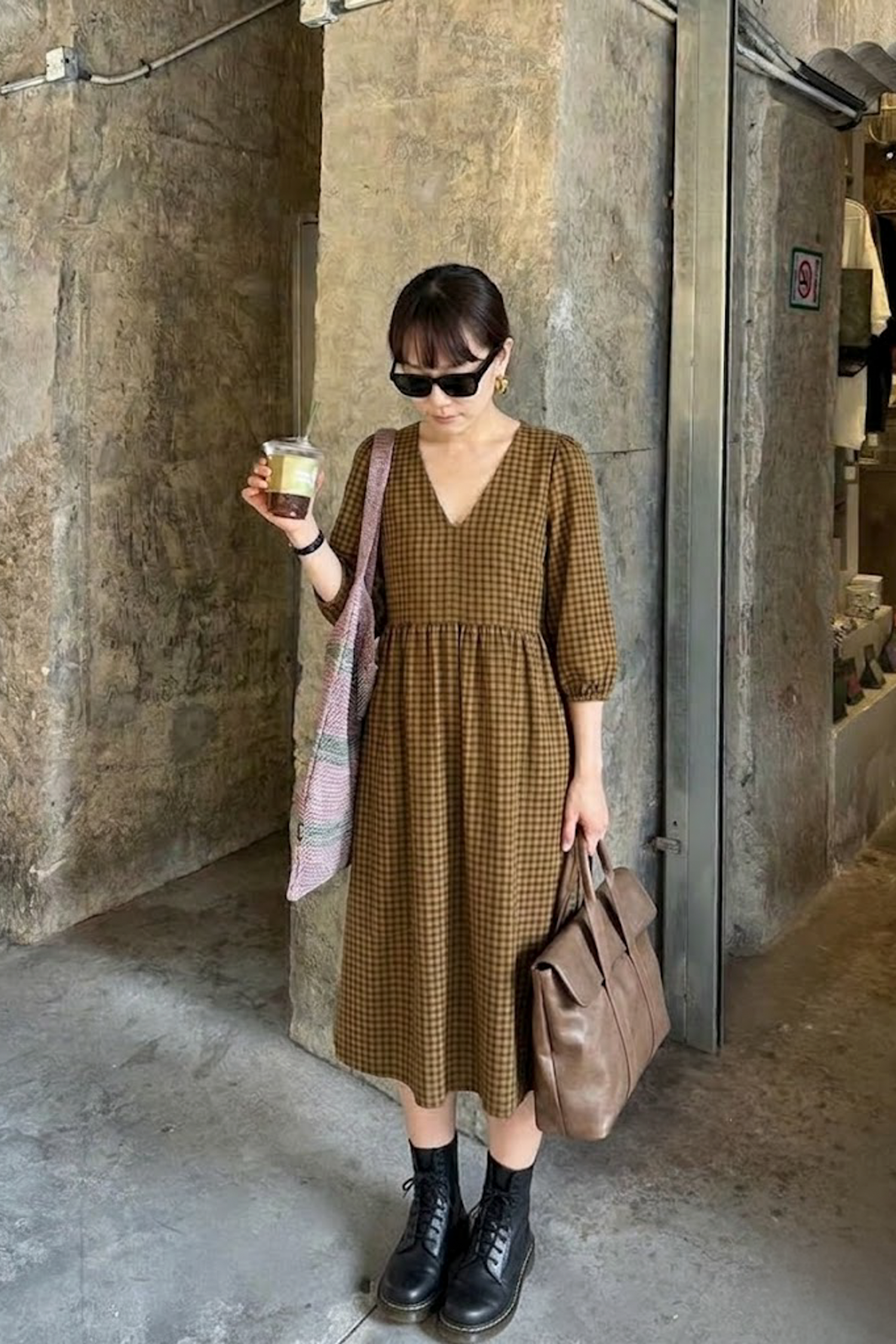 咖啡色格紋泡泡袖連身裙