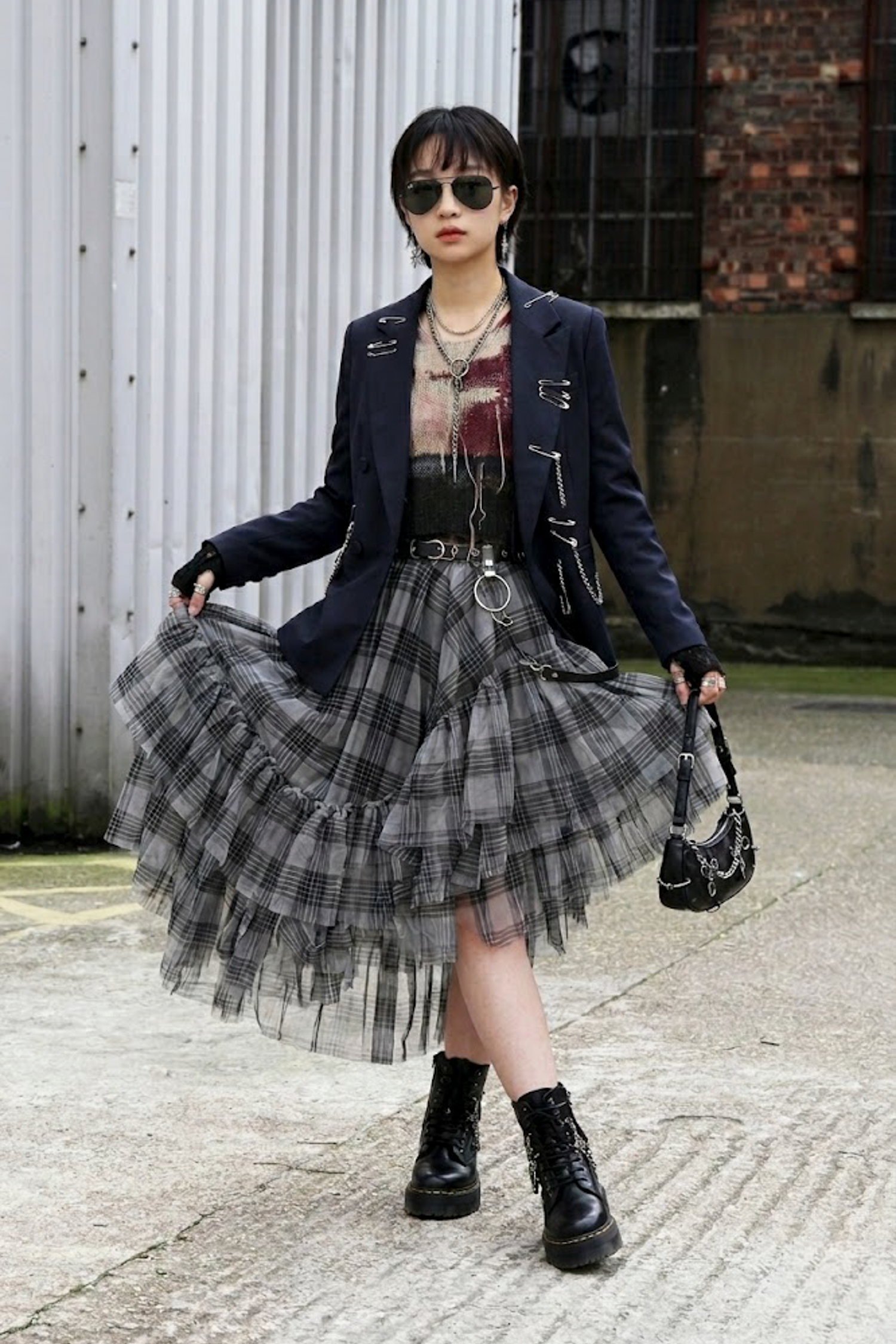 黑白大格紋不對稱斜下擺長裙