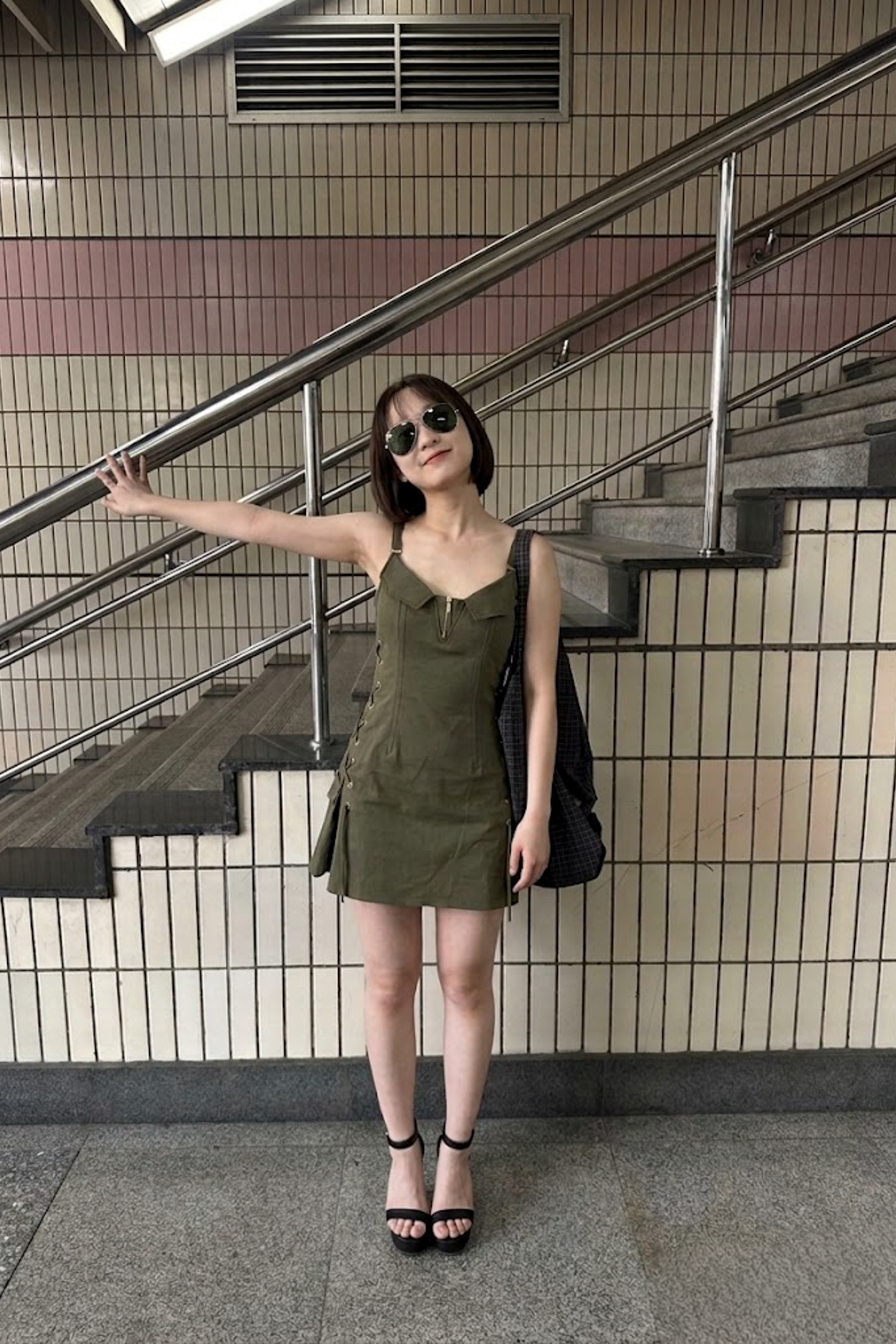 細肩帶軍綠色抽繩工裝洋裝