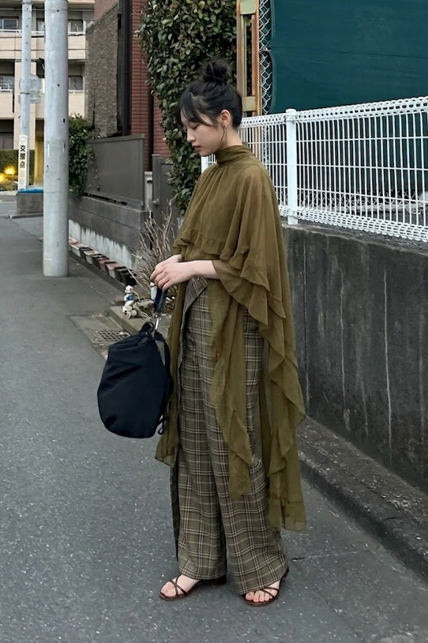 荷葉邊透紗斗篷式上衣