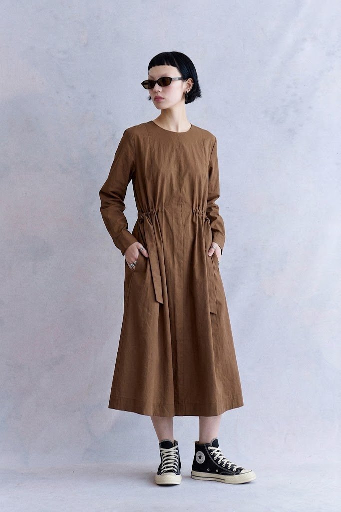 兩側抓褶綁帶圓領棉麻長洋裝 (Side-Tie Ruched Cotton-Blend Midi Dress)
